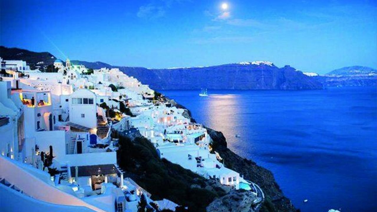 Santorini bir gerçek ise diğerleri yalandır!