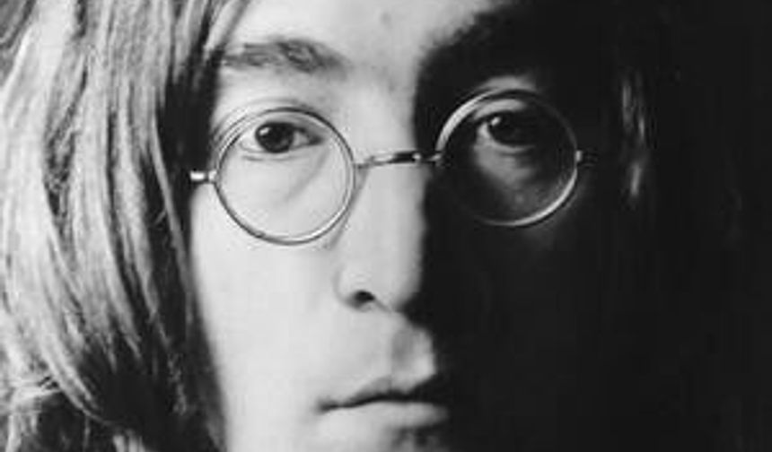 Nine Gözlükleriyle Parkta Oturan Ünlü